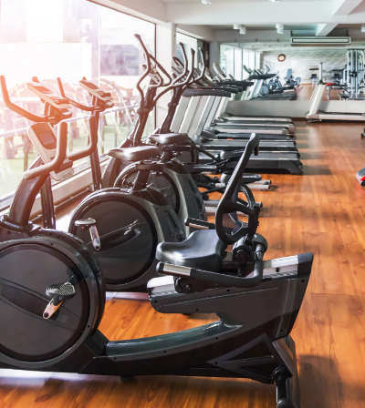 Trainer supervising a member at a fitness center